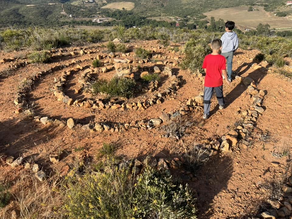 Espiral de piedra en el mirador del rancho