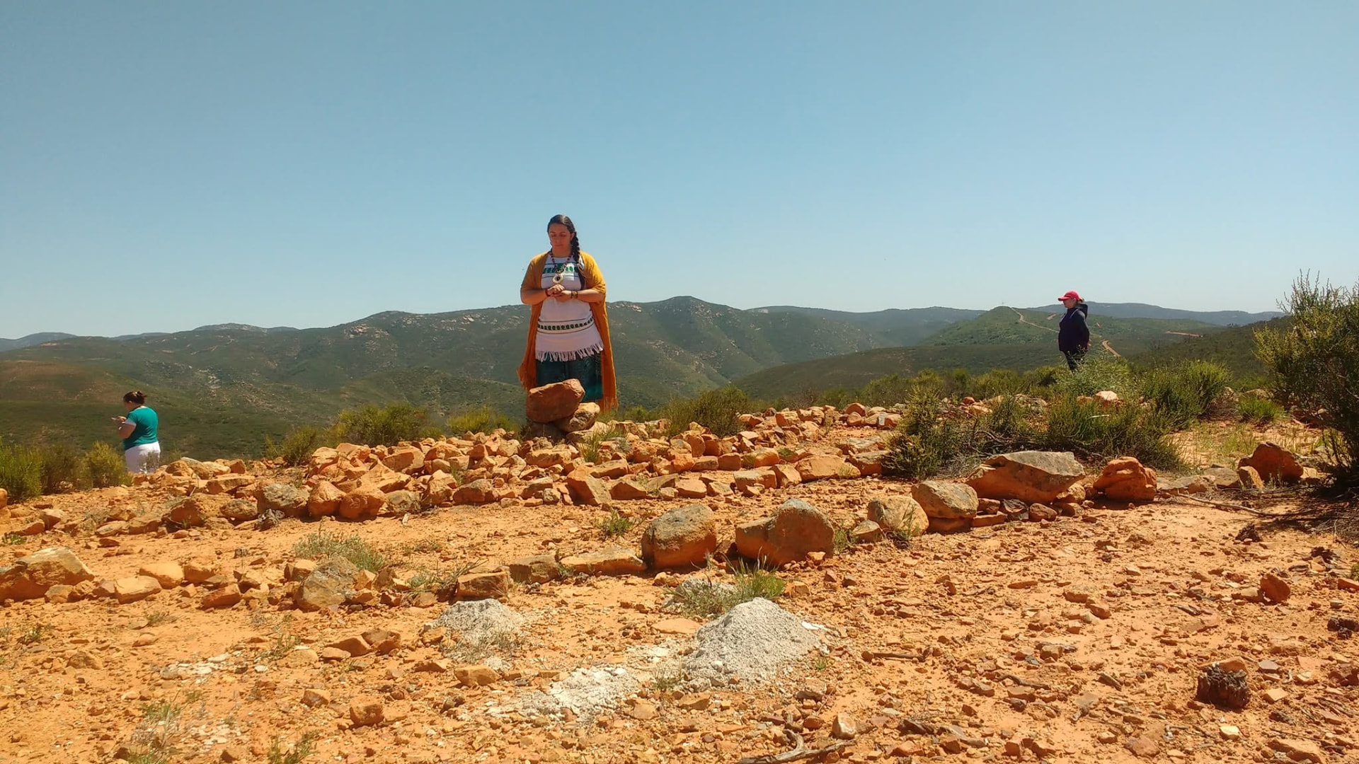 Visitantes recorriendo el sendero con vista a la sierra